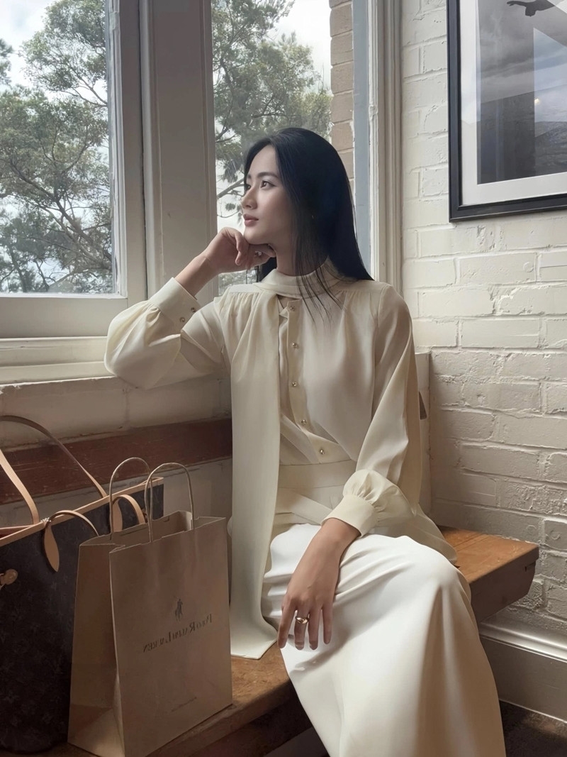 Hoa hậu Ý Nhi tự vào bếp nấu các món ăn Việt tại phòng trọ ở Australia nhằm tiết kiệm chi phí và duy trì thói quen sinh hoạt lành mạnh trong thời gian du học.