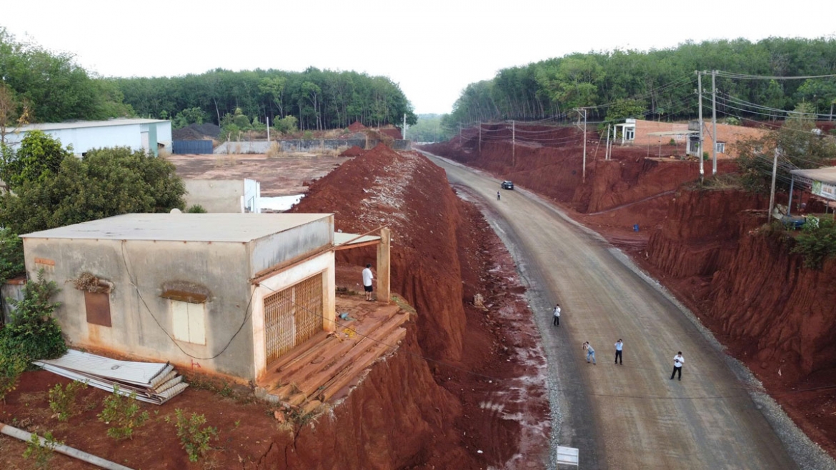 Tuyến đường đang được thi công đã ảnh hưởng đến cuộc sống người dân 