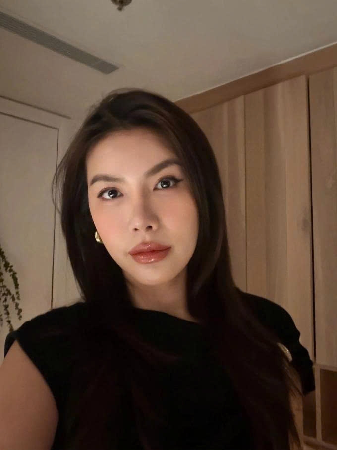 Sau một ngày kẹt ở Oman vì chuyến bay về Việt Nam bị hủy do tình hình bất ổn tại Trung Đông, người mẫu Minh Tú đã đáp xuống Bangkok, Thái Lan an toàn.