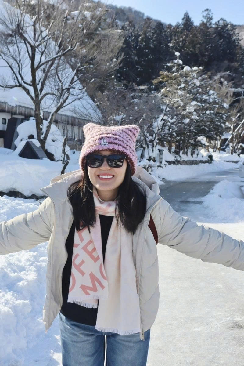 Ca sĩ Phương Linh vui tươi, nhí nhảnh trong chuyến du xuân tại một làng cổ ở Nhật Bản.