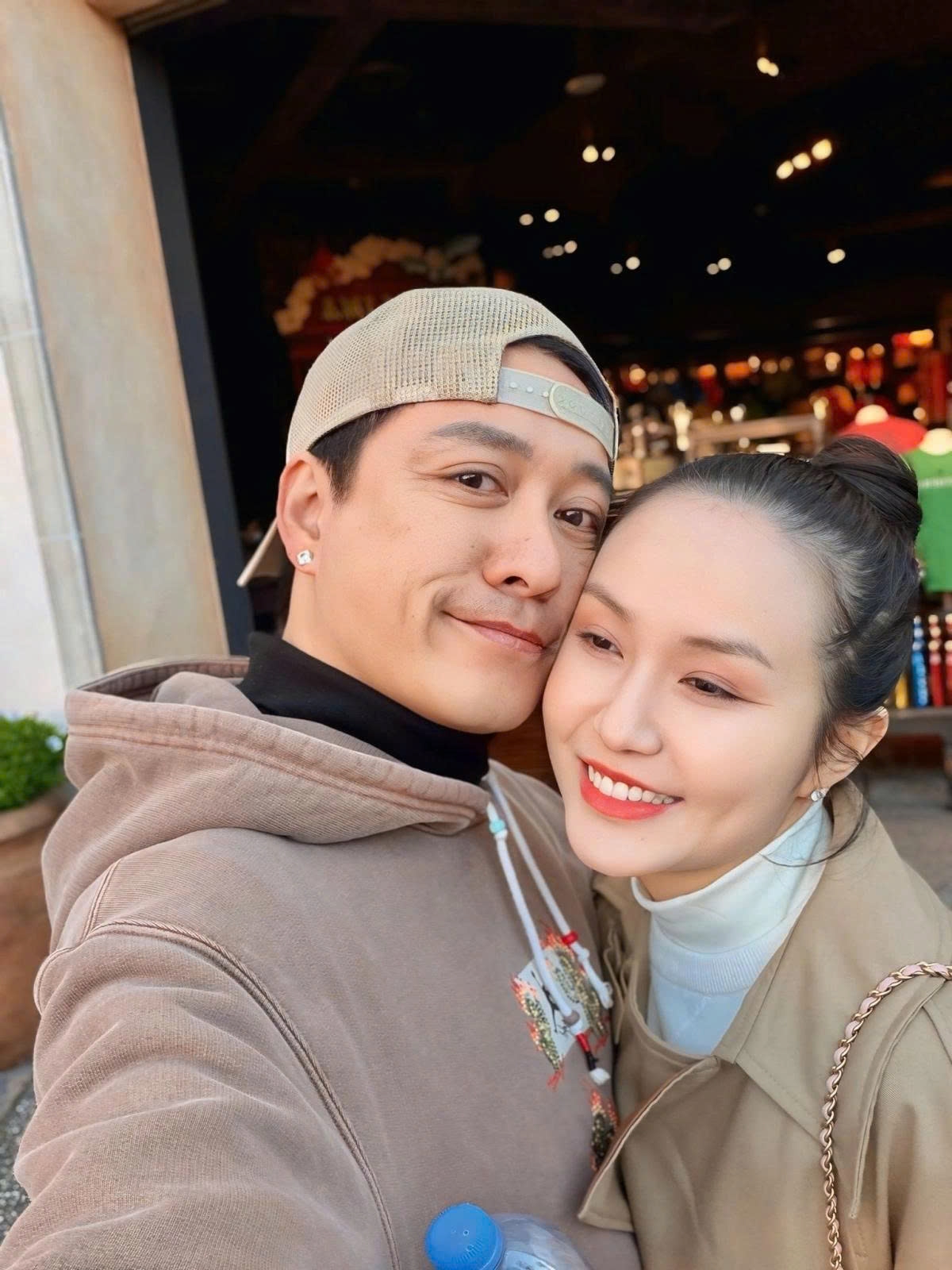 Ca sĩ Tuấn Hưng cho biết 20 ngày cùng gia đình đi làm và đi chơi là quãng thời gian tuyệt vời. Hai vợ chồng tự làm mọi thứ, cùng chăm con và dành nhiều thời gian bên nhau.