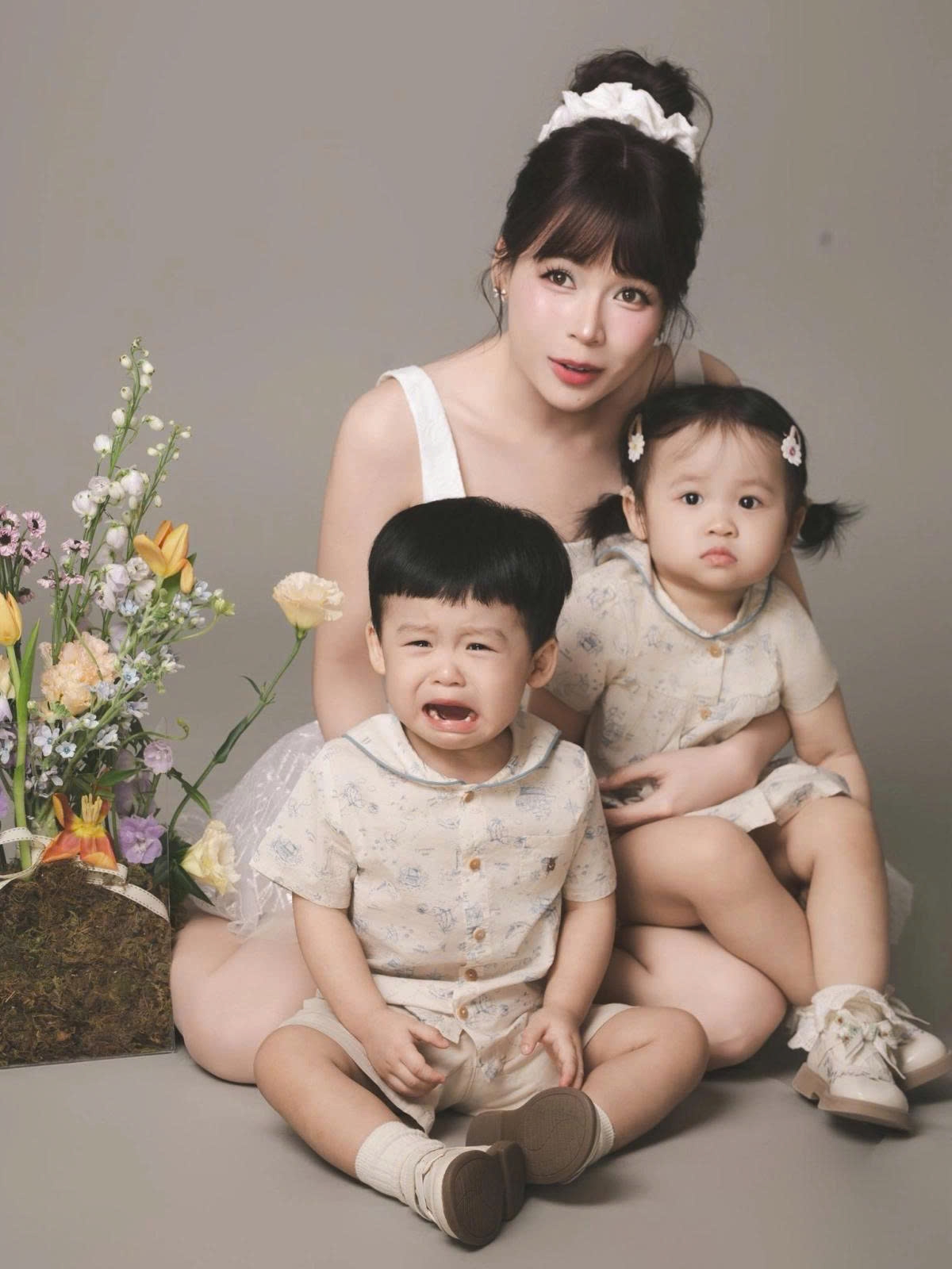 Biểu cảm ngộ nghĩnh của con trai diễn viên Sam khi chụp ảnh gia đình khiến khán giả thích thú.