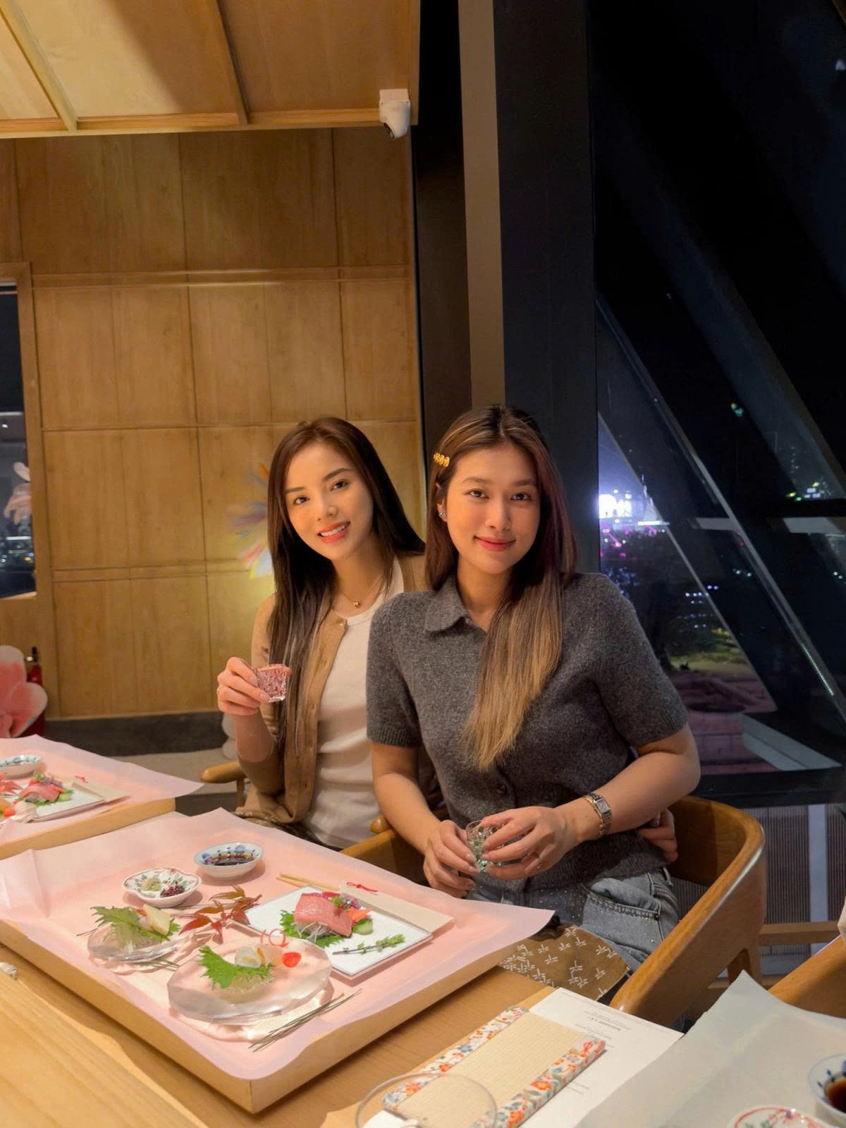 Hoa hậu Kỳ Duyên và Đoàn Thiên Ân đưa nhau đi ăn omakase tại nhà hàng Nhật Bản cao cấp.
