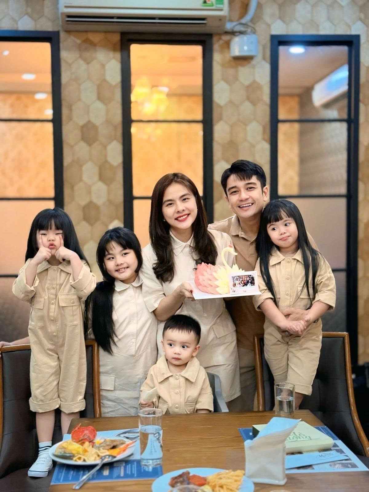 Diễn viên Vân Trang chia sẻ hình ảnh hai vợ chồng cùng 4 con kết hợp trang phục màu trung tính ăn ý trong bữa tiệc mừng sinh nhật cô.