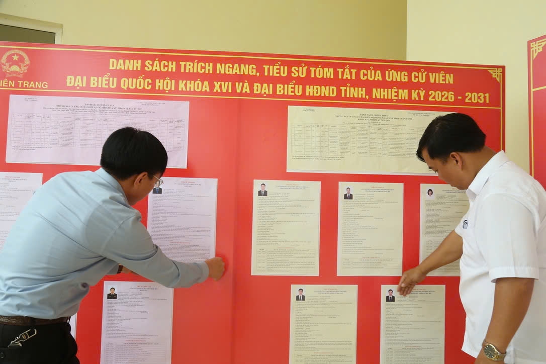 Cán bộ xã Tiên Trang dán danh sách các ứng cử viên Đại biểu QH và Đại biểu HĐND.