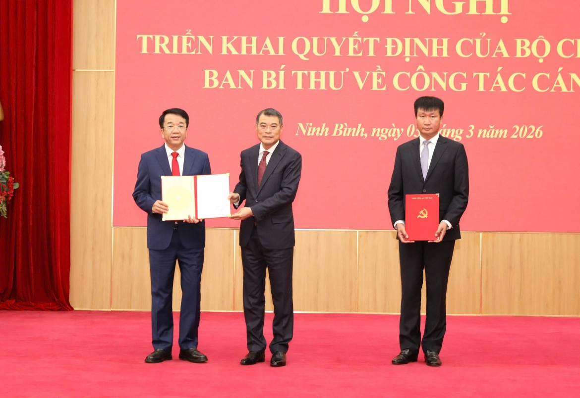 Ông Lê Minh Hưng, Trưởng Ban Tổ chức Trung ương, trao quyết định điều động, chỉ định giữ chức Phó Bí thư Tỉnh ủy Ninh Bình cho ông Nguyễn Thanh Bình