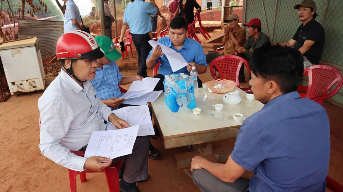 Người dân thống nhất phương án được hỗ trợ để di dời. 