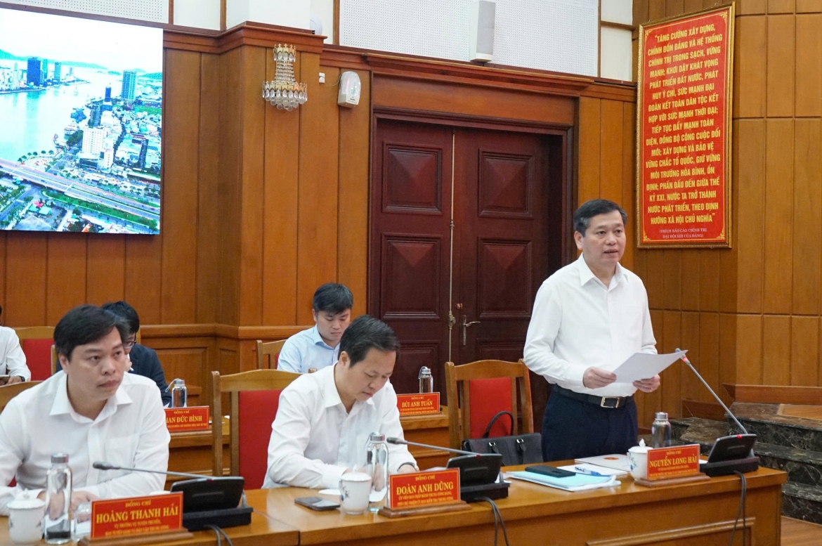 Đại diện Đoàn kiểm tra, giám sát công bố quyết định của Bộ Chính trị.