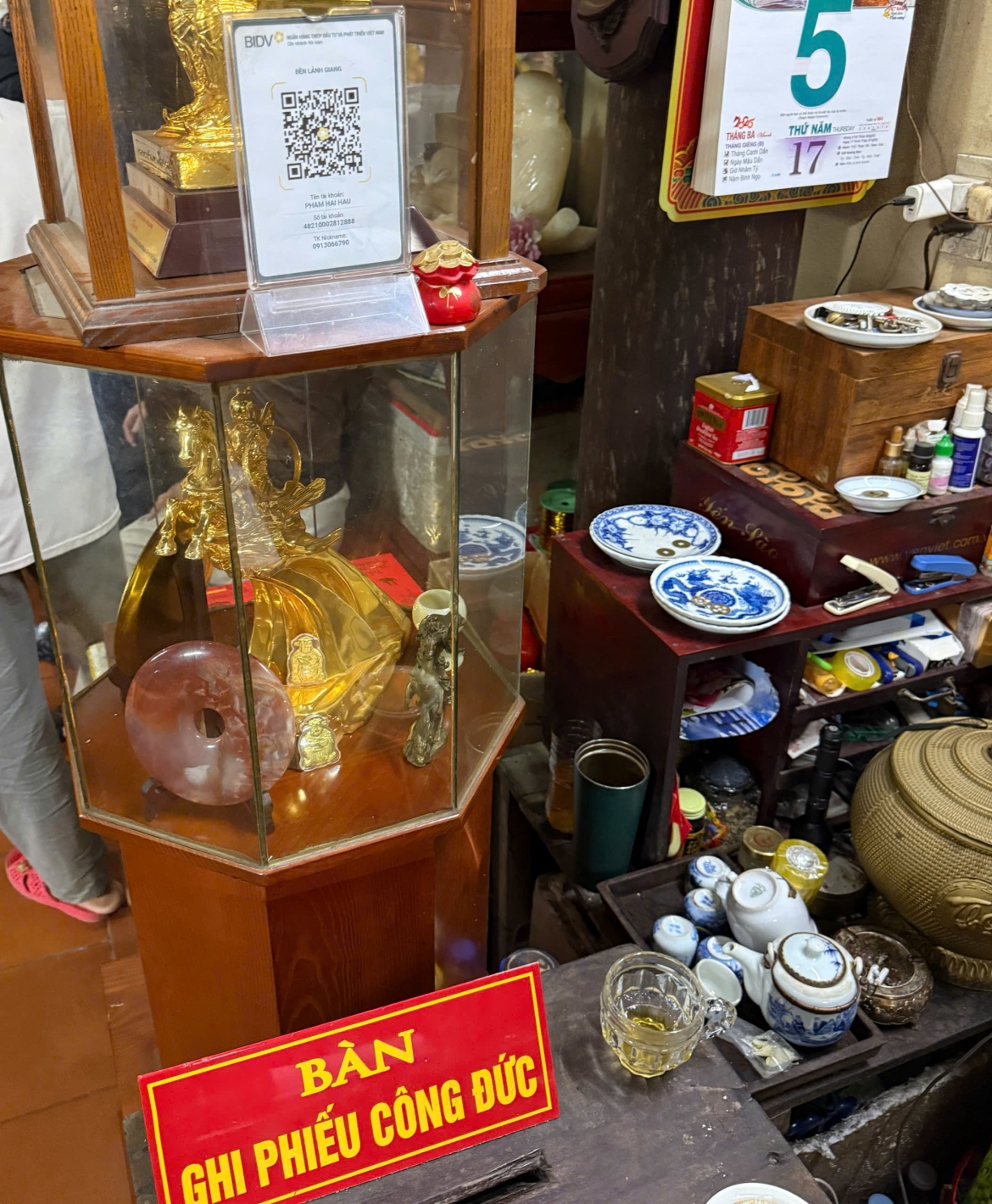 Bàn ghi công đức và mã QR tài khoản cá nhân mang tên Phạm Hải Hậu
