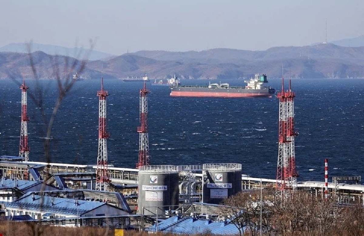 Tàu dầu thả neo tại thành phố cảng Nakhodka (Nga) tháng 12/2022. Ảnh: Reuters