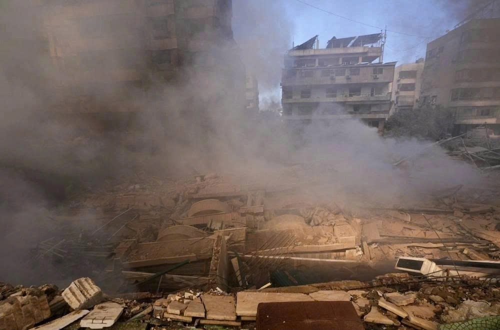 Hiện trường sau một cuộc không kích của Israel vào vùng ngoại ô phía Nam Beirut. Ảnh: Reuters
