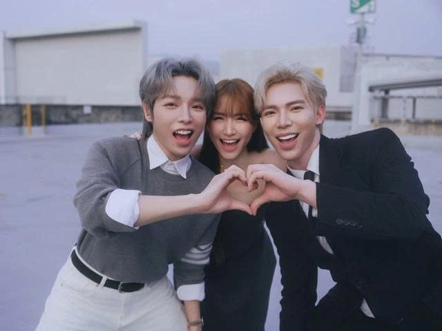 Hòa Minzy, Đức Phúc và Erik là ba nghệ sĩ có mối quan hệ thân thiết và thường được khán giả gọi là nhóm “Gia đình hoa dâm bụt”