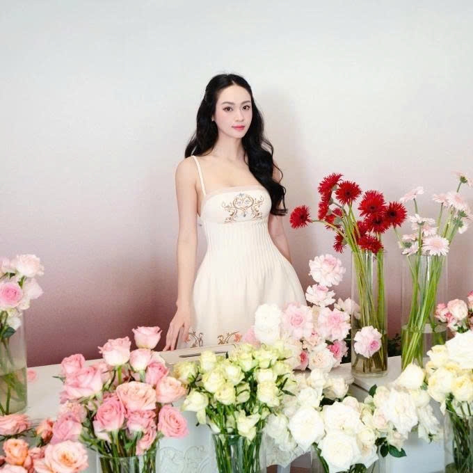 Bạn gái thiếu gia Đức Phạm, á hậu Vũ Thúy Quỳnh, khoe sắc bên hoa.