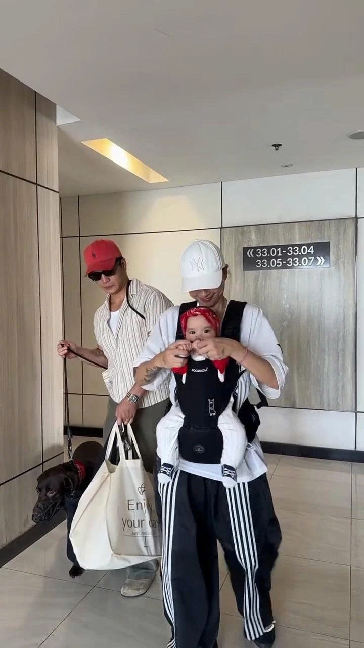 Ngô Thanh Vân đăng clip ghi lại khoảnh khắc cùng chồng Huy Trần và con. Gia đình xuất hiện với phong cách giản dị, vui vẻ khi cùng nhau ra ngoài dạo chơi.