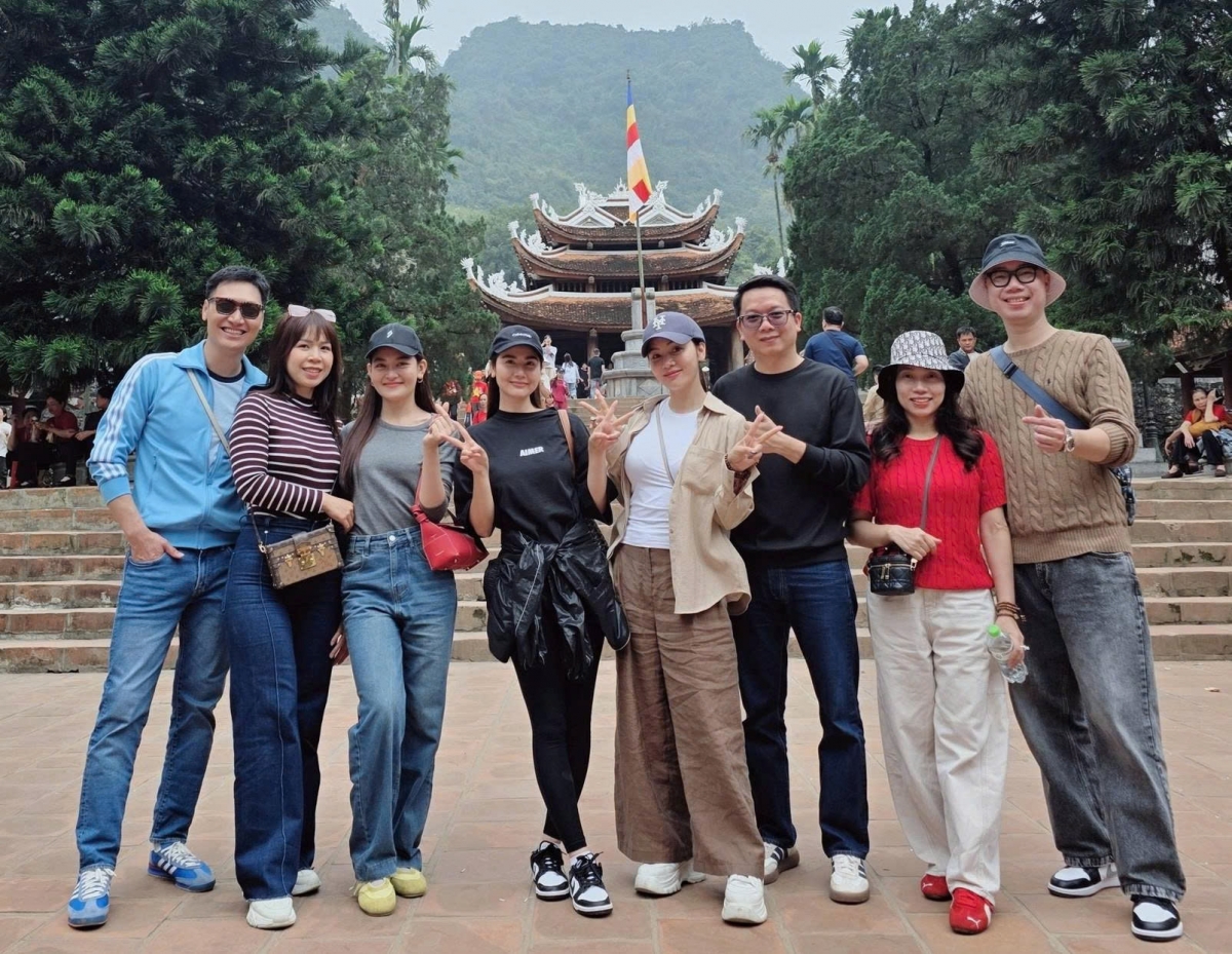 Vợ chồng diễn viên Mạnh Trường đi chùa Hương với Huyền Lizzie, Thuỳ Anh, đạo diễn Bùi Tiến Huy.