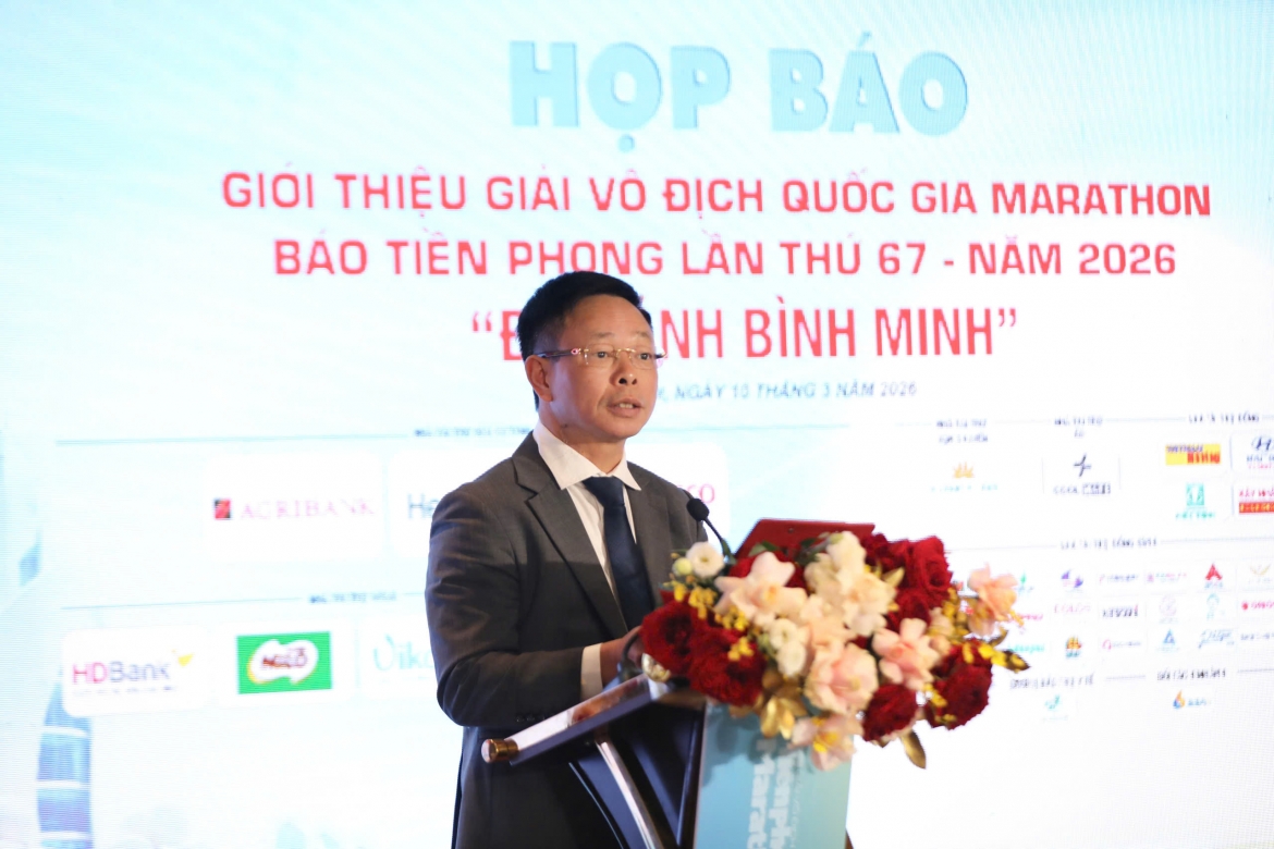  “Ba năm liên tiếp tổ chức tại khu vực Nam Trung bộ, Tiền Phong Marathon 2026 ghi nhận quy mô kỷ lục với hơn 12.000 người tham gia, gồm vận động viên chuyên nghiệp, phong trào, người dân và du khách trong, ngoài nước”, nhà báo Phùng Công Sưởng, Tổng Biên tập Báo Tiền Phong phát biểu tại buổi họp báo.