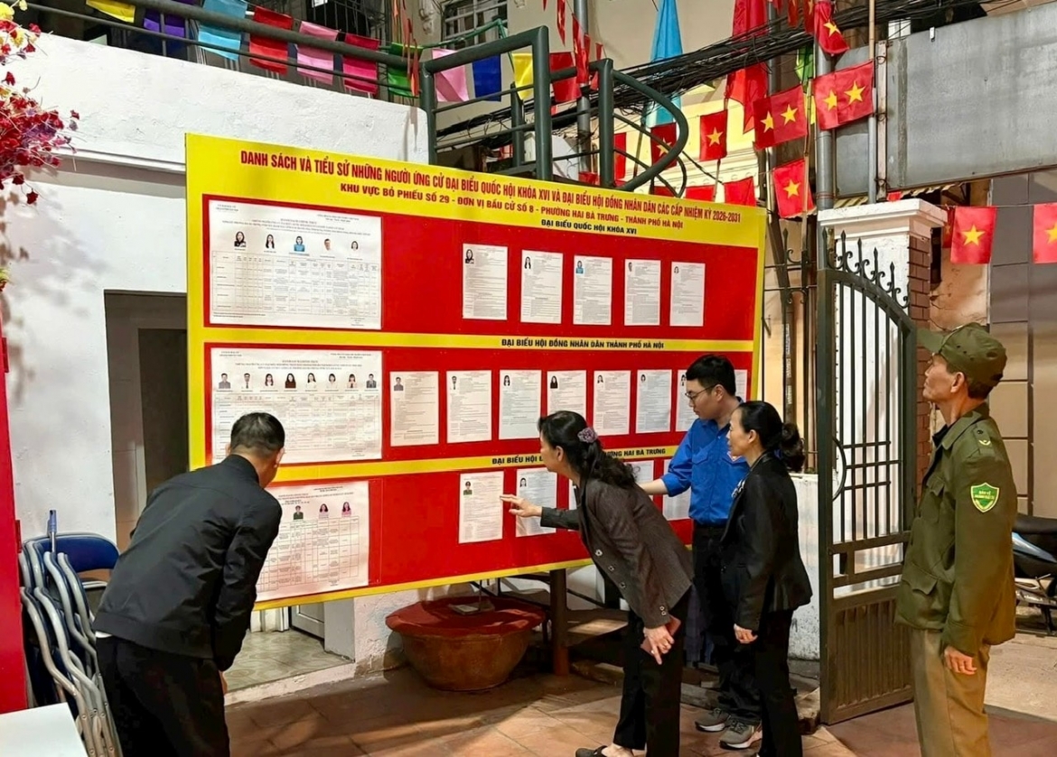 Đoàn viên, thanh niên phường Hai Bà Trưng chuẩn bị cơ sở vật chất cho ngày bầu cử. 