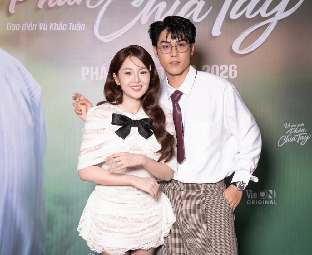 Diễn viên Tam Triều Dâng và Võ Điền Gia Huy quấn quýt nhau suốt buổi ra mắt phim “Vì mẹ anh phán chia tay”. Tại sự kiện, hai diễn viên chính trò chuyện, tương tác thân mật trước ống kính.