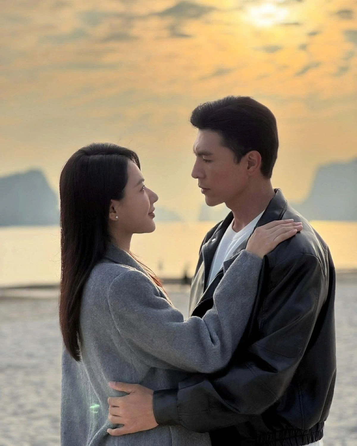 Steven Nguyễn tình tứ bên bạn diễn Minh Trang trong phim. Cả hai được khen hợp tác ăn ý trong phim giờ vàng VTV “Không giới hạn”.