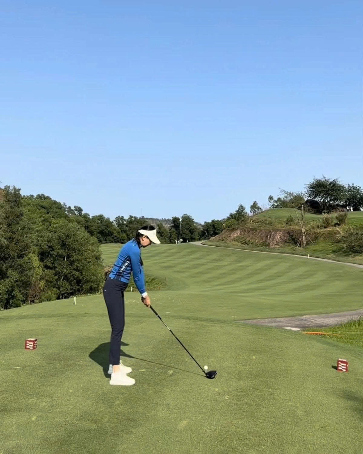 MC Mai Ngọc giữ dáng bằng cách chơi golf. Cô nói sân golf cách nhà cô chỉ 15 phút nên cô tranh thủ thời gian trong lúc chăm con.