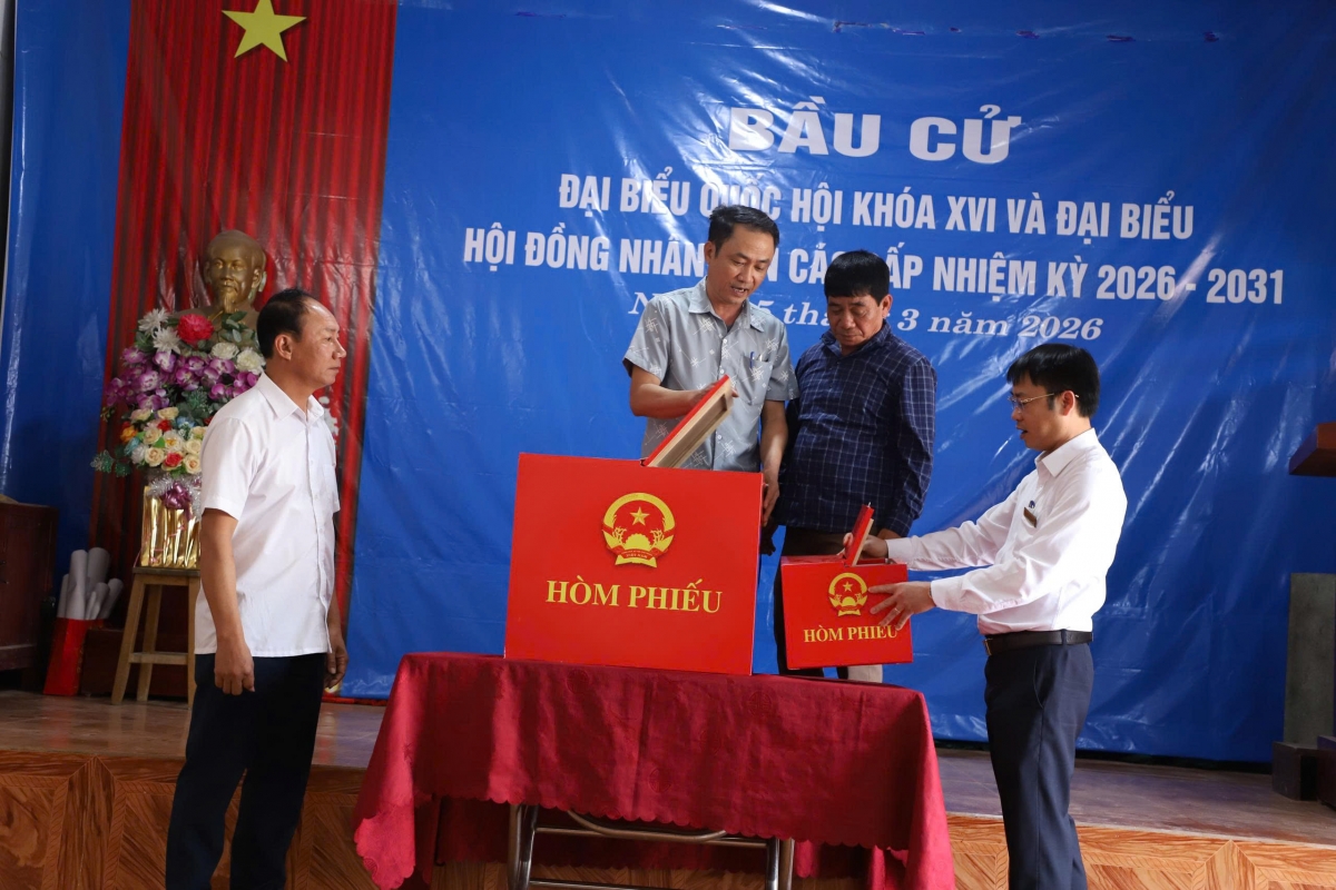 Ông Nguyễn Thế Báu, Phó Chủ tịch UBND phường Vị Khê cùng cán bộ tổ dân phố kiểm tra hòm phiếu.