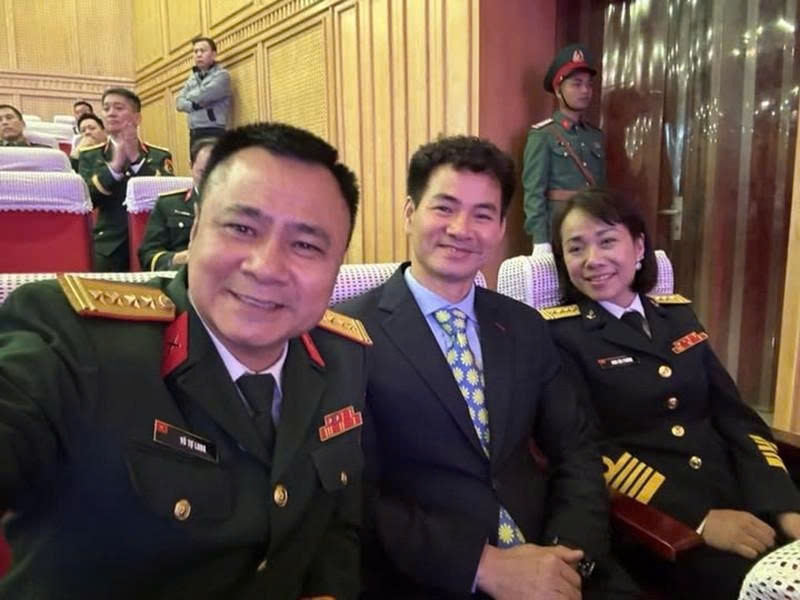 NSND Tự Long vui mừng khoe khoảnh khắc hiếm có khi chụp được tấm ảnh chung với NSND Xuân Bắc sau thời gian dài không gặp.