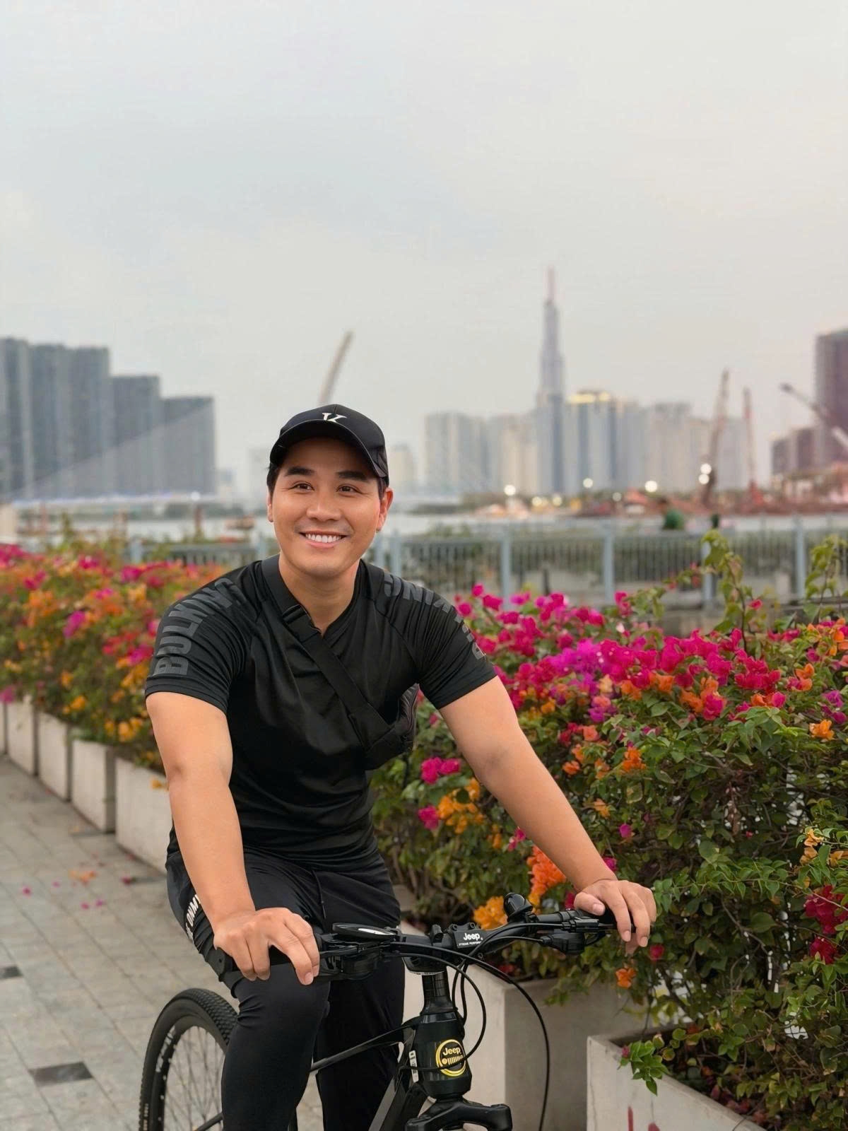 MC Nguyên Khang duy trì thói quen đạp xe vào buổi sáng để giữ gìn sức khỏe và vóc dáng.