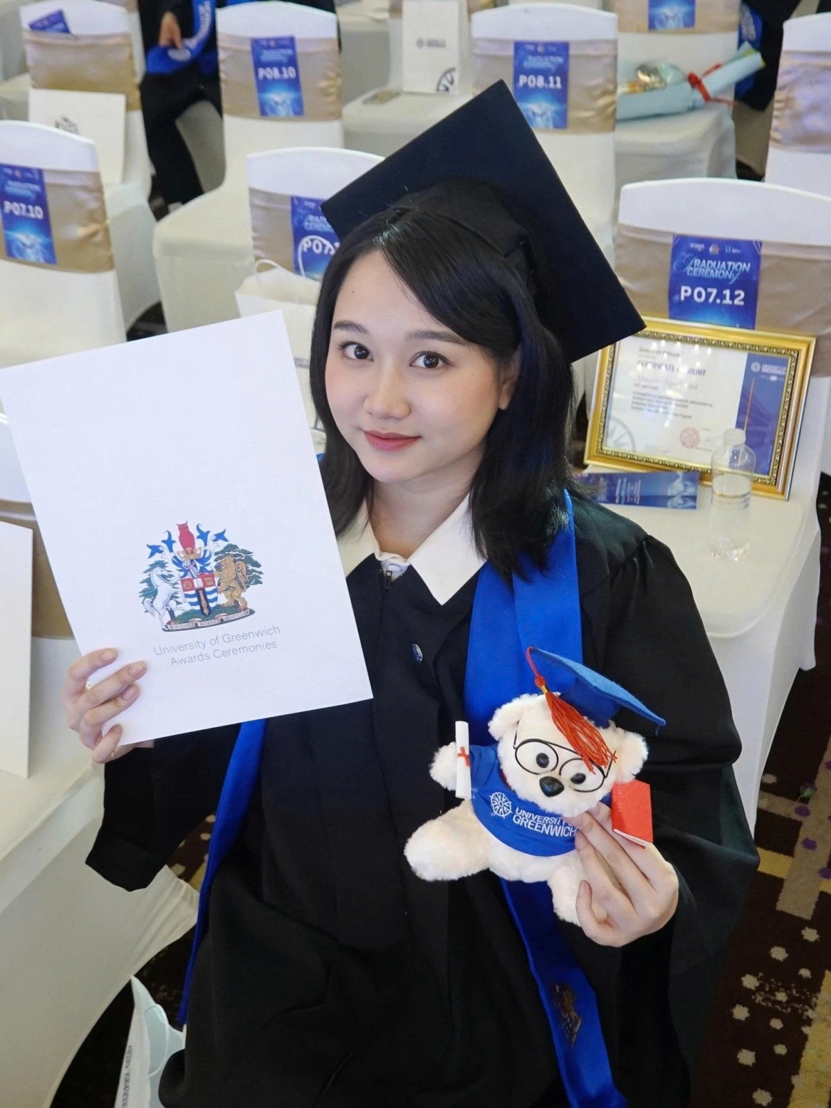 Diễn viên Trúc Anh chia sẻ hình ảnh trong lễ tốt nghiệp đại học của cô. Nữ diễn viên trẻ được gia đình tới chúc mừng trong ngày nhận bằng tốt nghiệp.