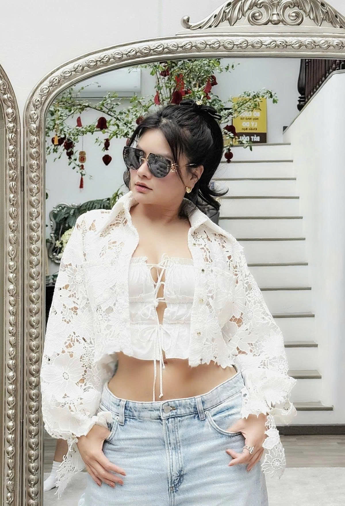 Siêu mẫu Vũ Thu Phương phối crop-top ren với quần jeans, tôn vòng eo săn chắc.