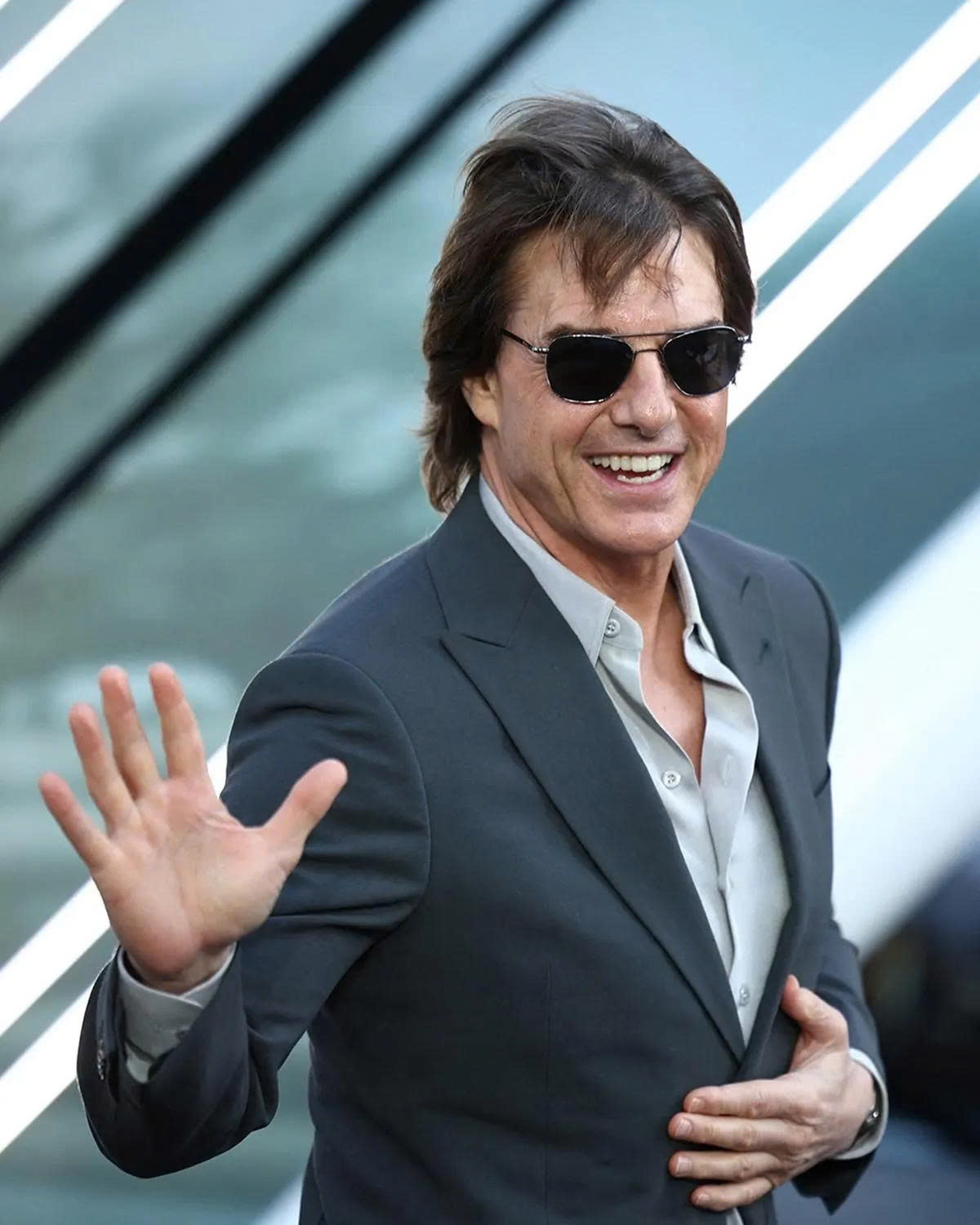 Vị trí thứ hai thuộc về Tom Cruise với 46 triệu USD (tổng thu nhập 54 triệu USD). Tom Cruise tiếp tục khiến khán giả thán phục khi hóa thân thành điệp viên Ethan Hunt trong "Mission: Impossible - The Final Reckoning". Nam diễn viên nhận mức thù lao thấp hơn hơn để đổi lấy một thỏa thuận cho phép hưởng phần trăm doanh thu phòng vé. Bộ phim sau đó đạt doanh thu gần 600 triệu USD trên toàn cầu. Sau nhiều thập kỷ thống trị phòng vé, Tom Cruise được cho là đang hướng đến các giải thưởng và sự công nhận từ giới phê bình vào năm 2026 với bộ phim sắp ra mắt "Digger" của đạo diễn Alejandro G. Iñárritu. Đây cũng là dự án đầu tiên trong thỏa thuận phát triển của ông với hãng Warner Bros.