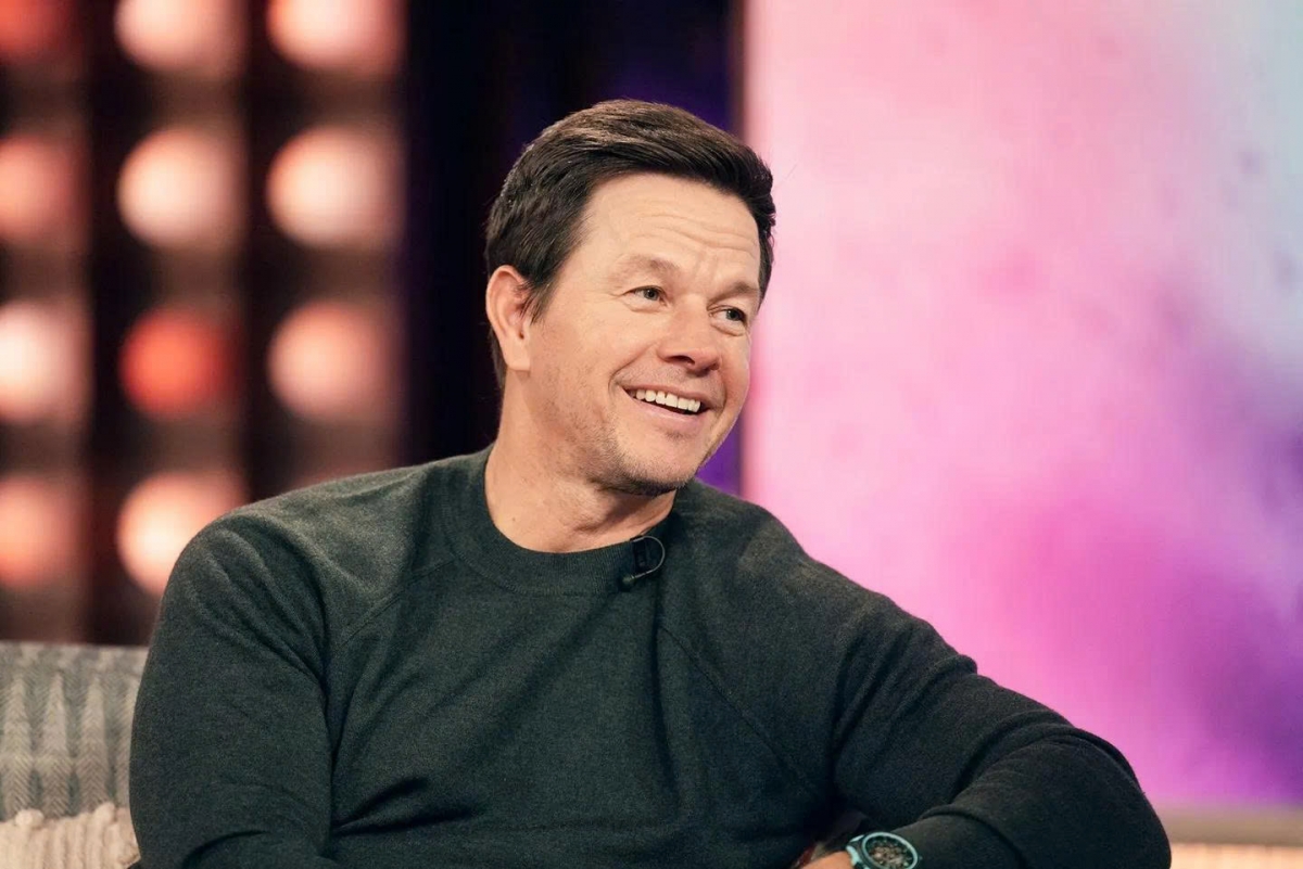 Mark Wahlberg đứng vị trí thứ ba với thu nhập trong năm 2025 là 44 triệu USD (tổng thu nhập 58 triệu USD). Nam diễn viên đã đạt đến đỉnh cao mới trong sự nghiệp trong vài năm gần đây khi trở thành “ngôi sao hành động” được các dịch vụ streaming săn đón. Năm 2025, anh đóng vai chính trong "The Family Plan 2" của Apple TV+ và "Play Dirty" của Prime Video. "Play Dirty" mang về cho anh khoảng 25 triệu USD. Anh còn tham gia bộ phim "Flight Risk" của đạo diễn Mel Gibson, cùng một số dự án khác. Ngoài ra, ca khúc rap "Good Vibrations" ra mắt cách đây 35 năm của Mark Wahlberg vẫn xuất hiện trong các chương trình truyền hình và phim ảnh, mang lại cho anh khoản tiền bản quyền lớn.
