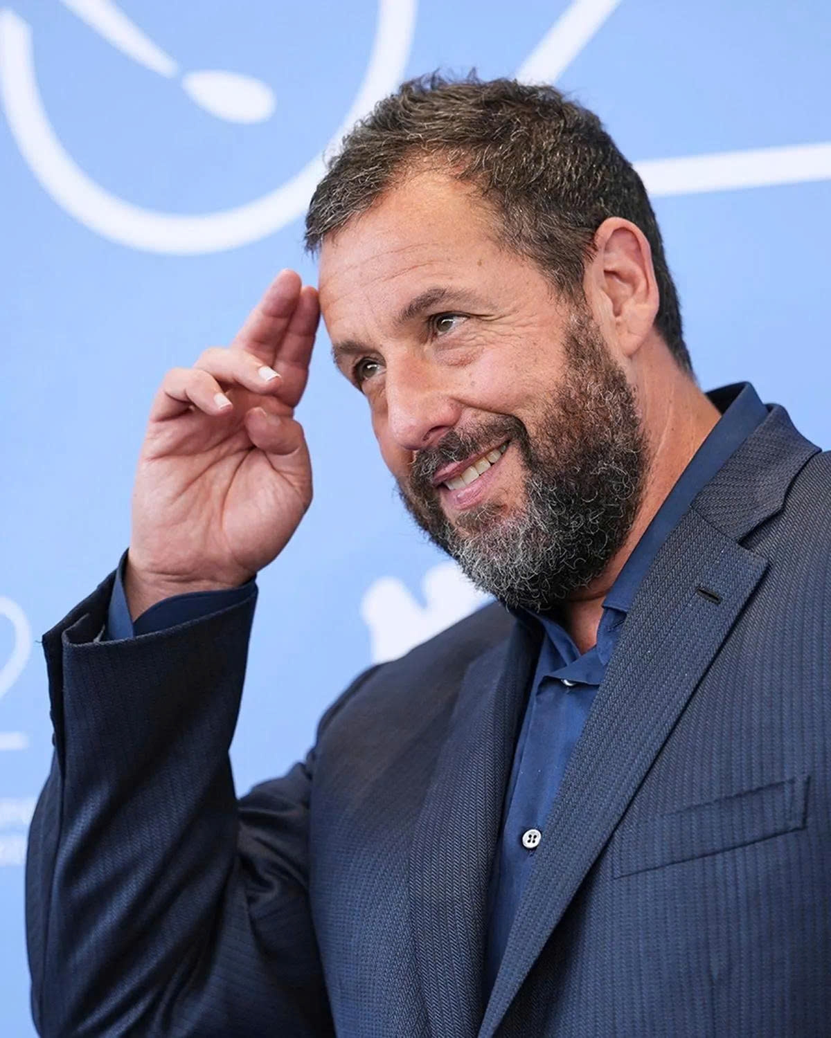 Adam Sandler dẫn đầu danh sách những diễn viên kiếm nhiều tiền nhất 2025 với 48 triệu USD (tổng thu nhập 60 triệu USD). Anh là một trong những ngôi sao lớn đầu tiên rời rạp chiếu phim để chuyển sang nền tảng trực tuyến Netflix vào năm 2014. Sandler nhận được khoản thu nhập lớn mỗi năm, bất kể sức hút thương mại của các dự án. Năm 2025, anh sản xuất và đóng vai chính trong bộ phim "Happy Gilmore 2". Ngoài ra, anh còn nhận thêm thù lao khi đảm nhận vai phụ trong bộ phim "Jay Kelly" của Netflix. Vai diễn này mang về cho anh đề cử Nam diễn viên phụ xuất sắc nhất tại Quả cầu vàng cùng một số giải thưởng từ giới phê bình.