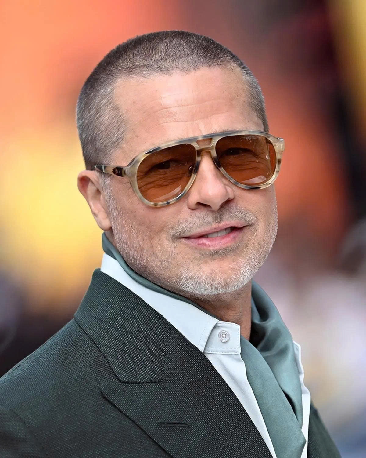 Thu nhập năm 2025 của tài tử Brad Pitt là 41 triệu USD (tổng thu nhập 54 triệu USD). "F1" là dự án điện ảnh tham vọng nhất của Apple cho đến nay. Tập đoàn công nghệ này đã chi mạnh tay để quy tụ nhà sản xuất Jerry Bruckheimer, đạo diễn Joseph Kosinski và ngôi sao Brad Pitt nhằm biến bộ phim thành một bom tấn. Bộ phim còn nhận được đề cử Phim hay nhất tại Academy Awards. Apple đồng ý cho Pitt hưởng phần trăm doanh thu phòng vé truyền thống thay vì mua đứt như cách các nền tảng streaming thường làm. Nhờ vậy, nam diễn viên được chia lợi nhuận từ hơn 600 triệu USD doanh thu toàn cầu của tác phẩm. 