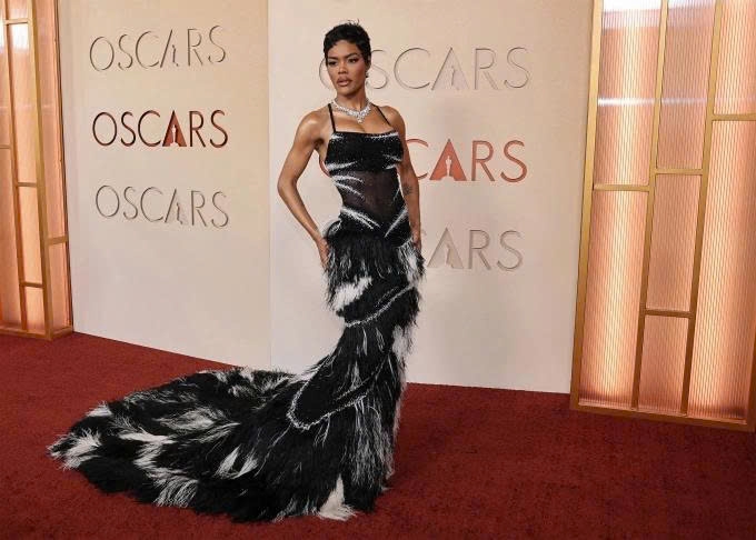 Teyana Taylor – ngôi sao của phim “One Battle After Another” diện bộ đầm lông vũ lộng lẫy. Cô được đề cử Nữ diễn viên phụ xuất sắc.