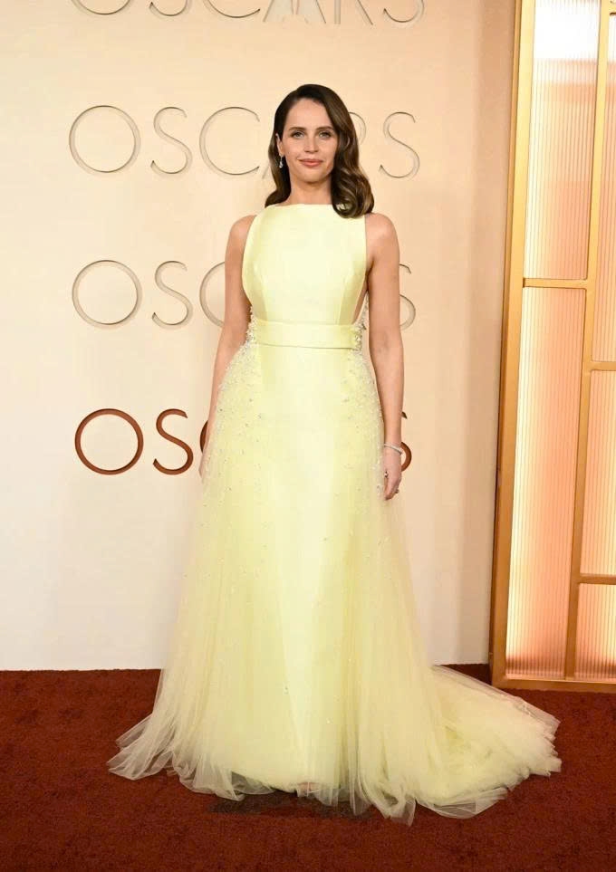 Felicity Jones diện váy dạ hội dài thanh lịch, mang phong cách tinh tế và tối giản nhưng vẫn rất sang trọng.