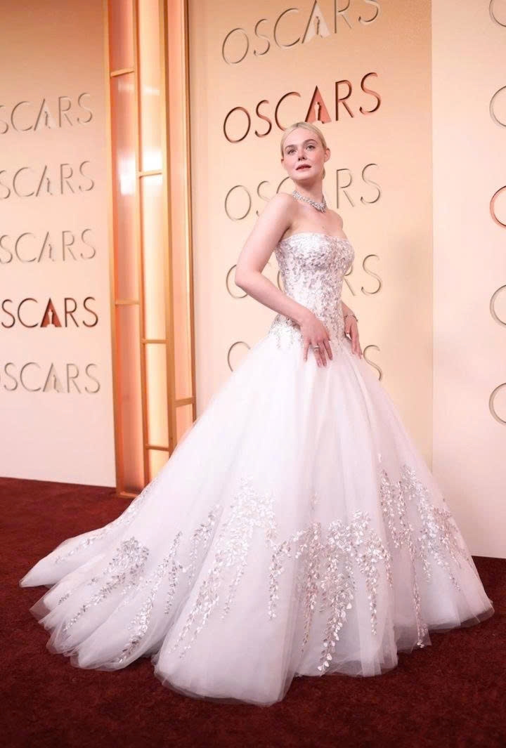 Elle Fanning đẹp quyến rũ trên thảm đỏ với thiết kế cúp ngực của Givenchy. Cô nhận đề cử Nữ diễn viên phụ xuất sắc nhất nhờ vai diễn trong phim “Sentimental Value”.