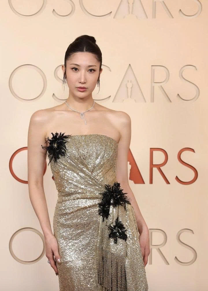 Ejae - giọng ca hát ca khúc "KPop Demon Hunters" diện trang phục cúp ngực màu ánh kim.