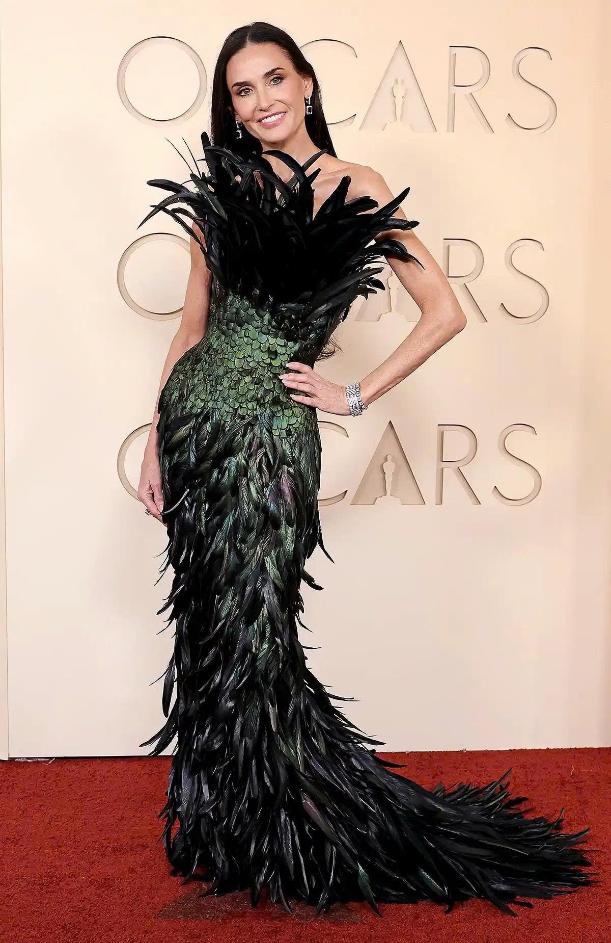 Minh tinh Demi Moore xuất hiện trên thảm đỏ với thiết kế lông vũ ấn tượng.