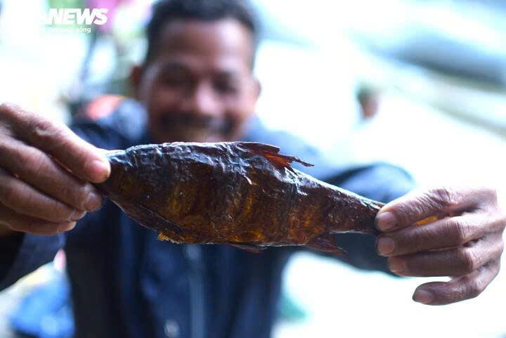 Từ món ăn lâu đời được các thế hệ trong gia đình truyền cho nhau, giờ đây, việc săn cá Srăng đã trở thành một nghề tạo thu nhập cho bà con người K'Ho.