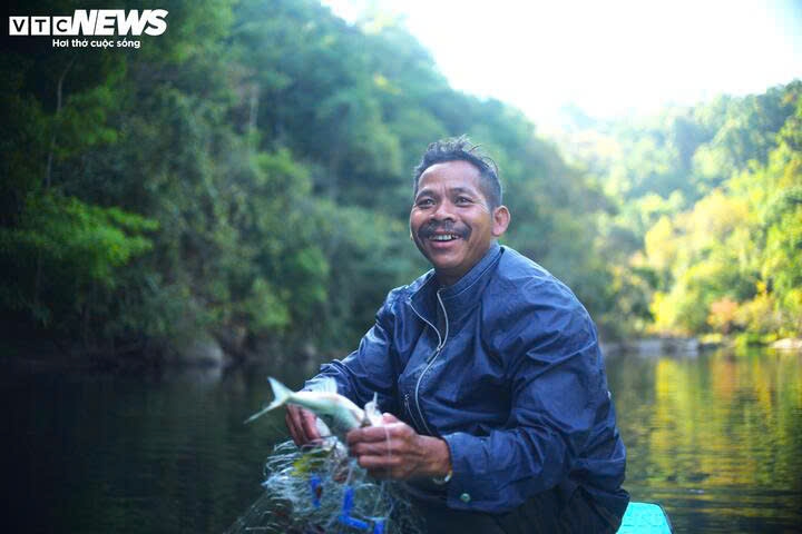 Còn ông Ha Lý (47 tuổi) cho hay, từ nhỏ, ông đã cha mình để tìm loài cá này đánh bắt. Cá sau khi bắt về sẽ nấu trực tiếp. Đặc biệt, ruột cá Srăng được bà con để dành nấu canh cho khách quý thưởng thức. Theo bà con K'Ho, cá Srăng chỉ ăn rong rêu nở thác ghềnh nên ruột rất sạch. Ngoài thịt cá, ruột cá cũng là một đặc sản không dễ gì tìm được.