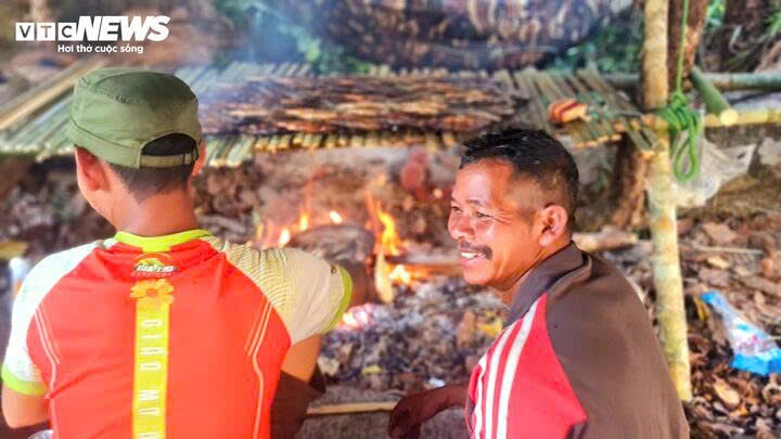 Sau khi bắt cá về, người dân nơi đây nhanh chóng hun khói bằng bếp củi để giữ được độ ngọt, béo của cá và bảo quản được lâu hơn.