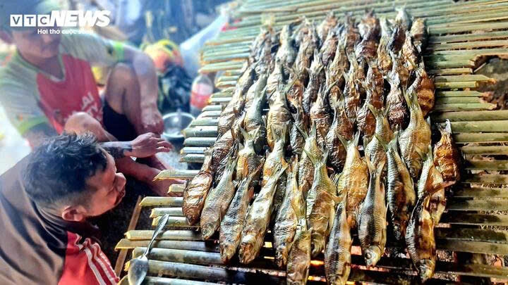 Những chú cá được xếp ngay ngắn trên giàn sấy, thơm phức.