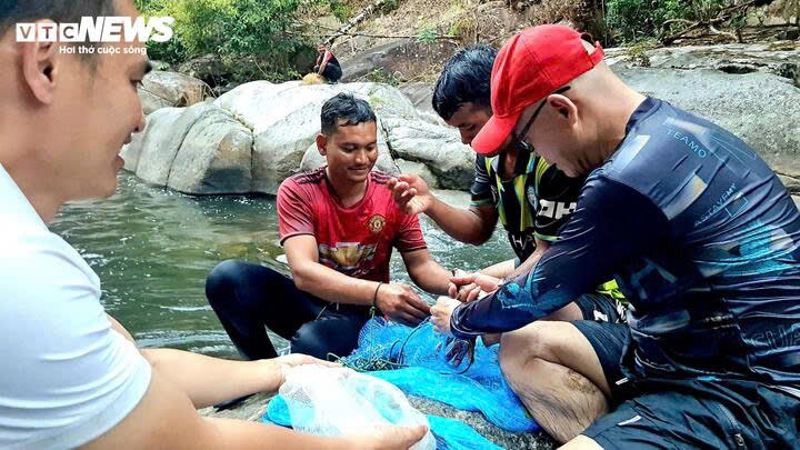 Anh Cơ Liêng Ha Phát (ở Lạc Dương) cho biết, cứ vào thời điểm này, cá Srăng lại xuất hiện nhiều ở các suối đầu nguồn của sông Krông Nô. Muốn săn được cá, người dân phải có kinh nghiệm và nắm rõ thói quen sinh sống của loài cá này.