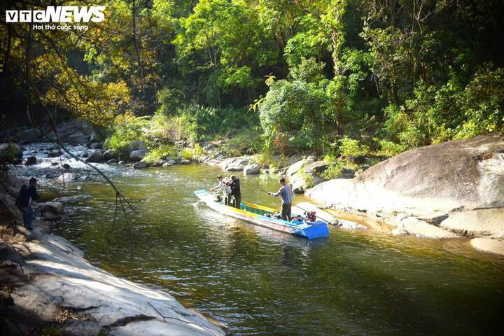 Những ngày này, bà con người K'Ho sống ở chân núi LangBiang và vùng phụ cận (Lâm Đồng) lại rủ nhau đi về sông Krông Nô (giáp tỉnh Đắk Lắk) và ngược dòng sông này để săn cá suối (thường được người dân nơi đây gọi là cá Srăng). Theo bà con người K'Ho, đây là loài cá ngon nhất, sạch nhất của dòng sông huyền thoại này ở Tây Nguyên.