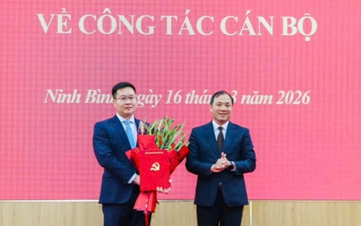 Ông Hoàng Trung Dũng, Ủy viên Trung ương Đảng, Phó Trưởng Ban Thường trực Ban Tổ chức Trung ương, trao quyết định cho ông Trần Đăng Quỳnh