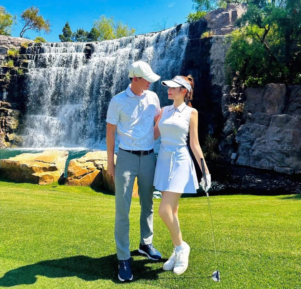 Gia đình cô thường xuyên du lịch nước ngoài tại các quốc gia như Mỹ, Nhật Bản, Thuỵ Sỹ, Pháp, Hàn Quốc… Họ thường ở khách sạn, resort 5 sao nổi tiếng, có chi phí đắt đỏ. Những hành động quan tâm đời thường của ông xã dành cho Huyền Baby thường được cô chia sẻ trên mạng xã hội.