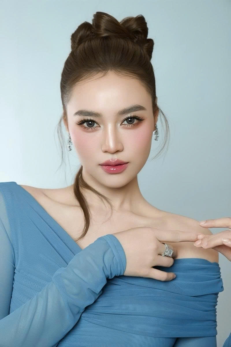 Ninh Dương Lan Ngọc ở tuổi 36 trung thành với phong cách tiểu thư ngọt ngào, nhẹ nhàng, khẳng định sức hút ngoại hình không hề giảm sút theo năm tháng.