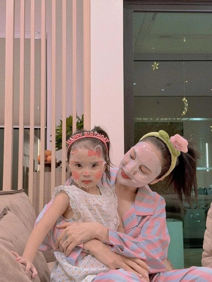 Ca sĩ Bảo Anh yêu những buổi tối được tận hưởng sự thư thái bên con gái Misumi.