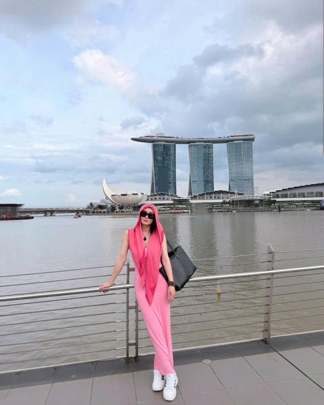 Quách Thu Phương khoe dáng trẻ trung ở Singapore.