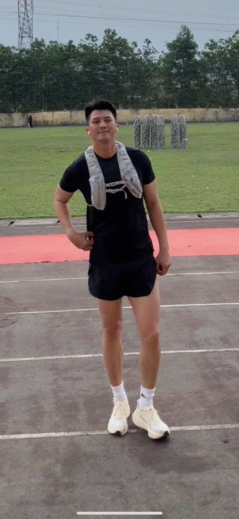 Diễn viên Hà Việt Dũng hài hước thông báo vừa chinh phục cột mốc chạy bộ 800.000cm (tương đương 8km) trong ngày.